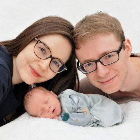 Glückliche Familie mit ihrem neu geborenen Baby