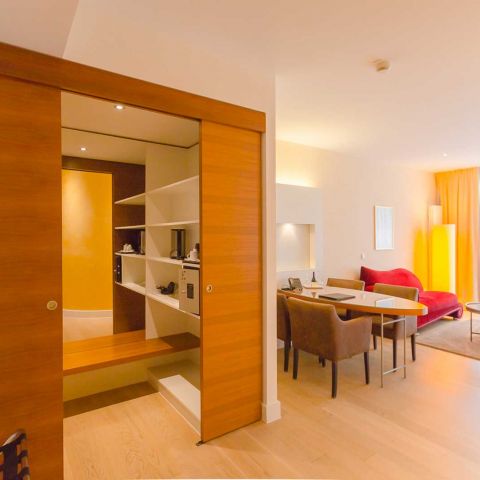 Hotelzimmer mit Wohnzimmer und begehbaren Schrank