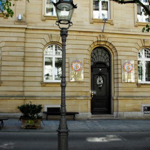 Außenansicht des Faberge Museums mit einer Straßenlaterne davor
