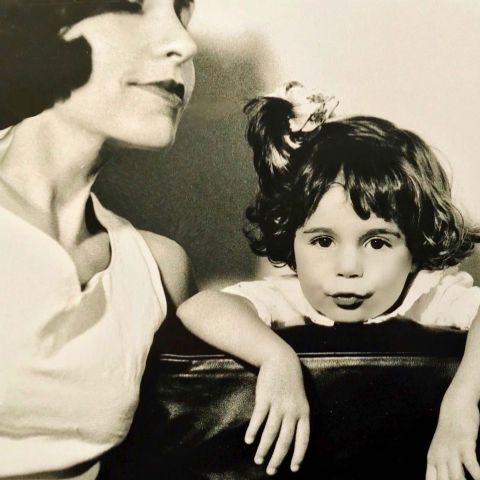 Schwarz-Weiß-Foto von einer Frau mit ihrer Tochter