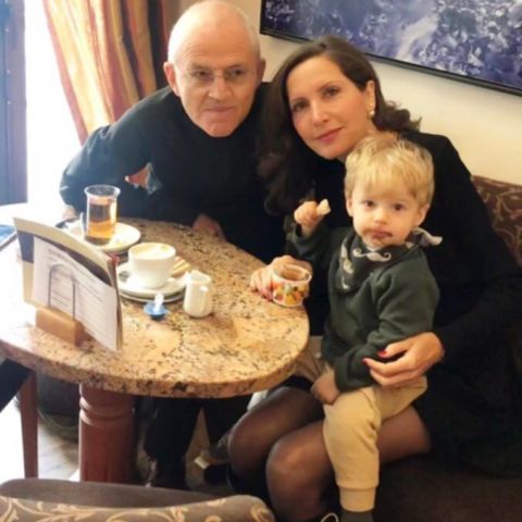 Ein Mann und eine Frau mit einem kleinen Jungen auf dem Schoß in einem Eiscafé