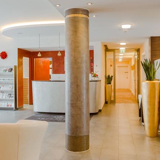 Heller Eingangsbereich mit eindrucksvollen Säulen im 4-Sterne Hotel in Baden-Baden