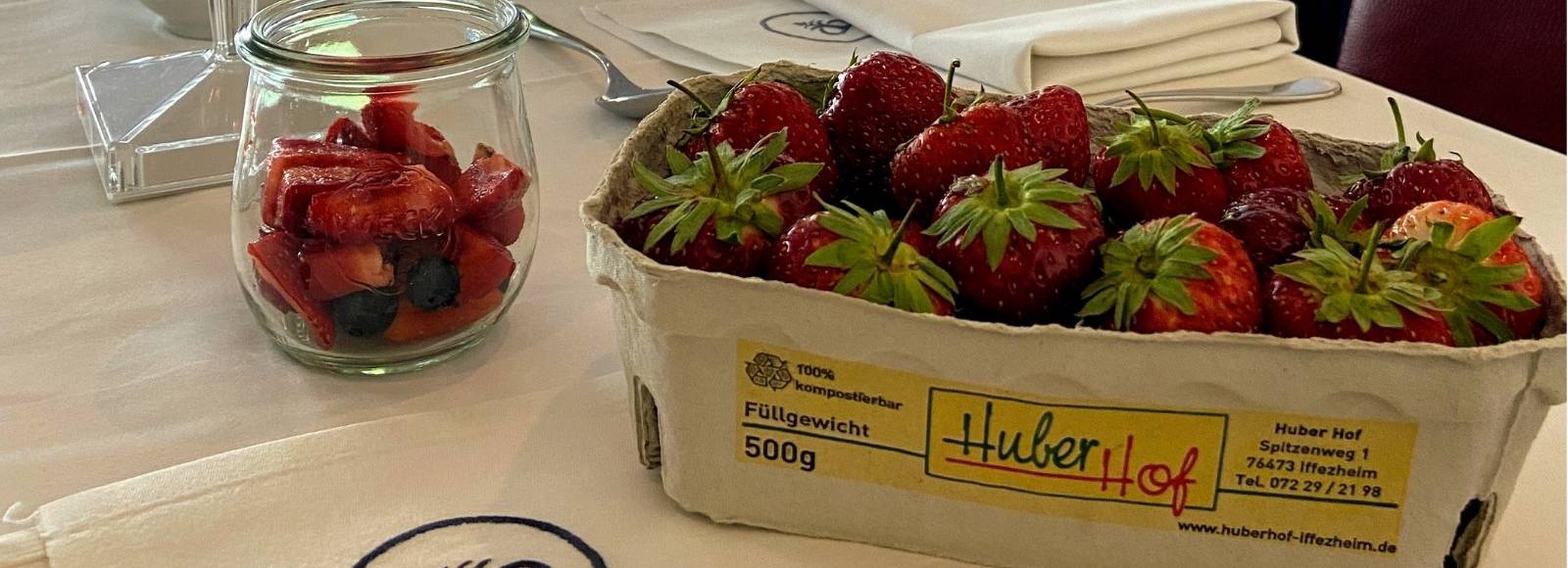 Nahaufnahme von Erdbeeren in einer Schale des nahegelegenen Huberhofes