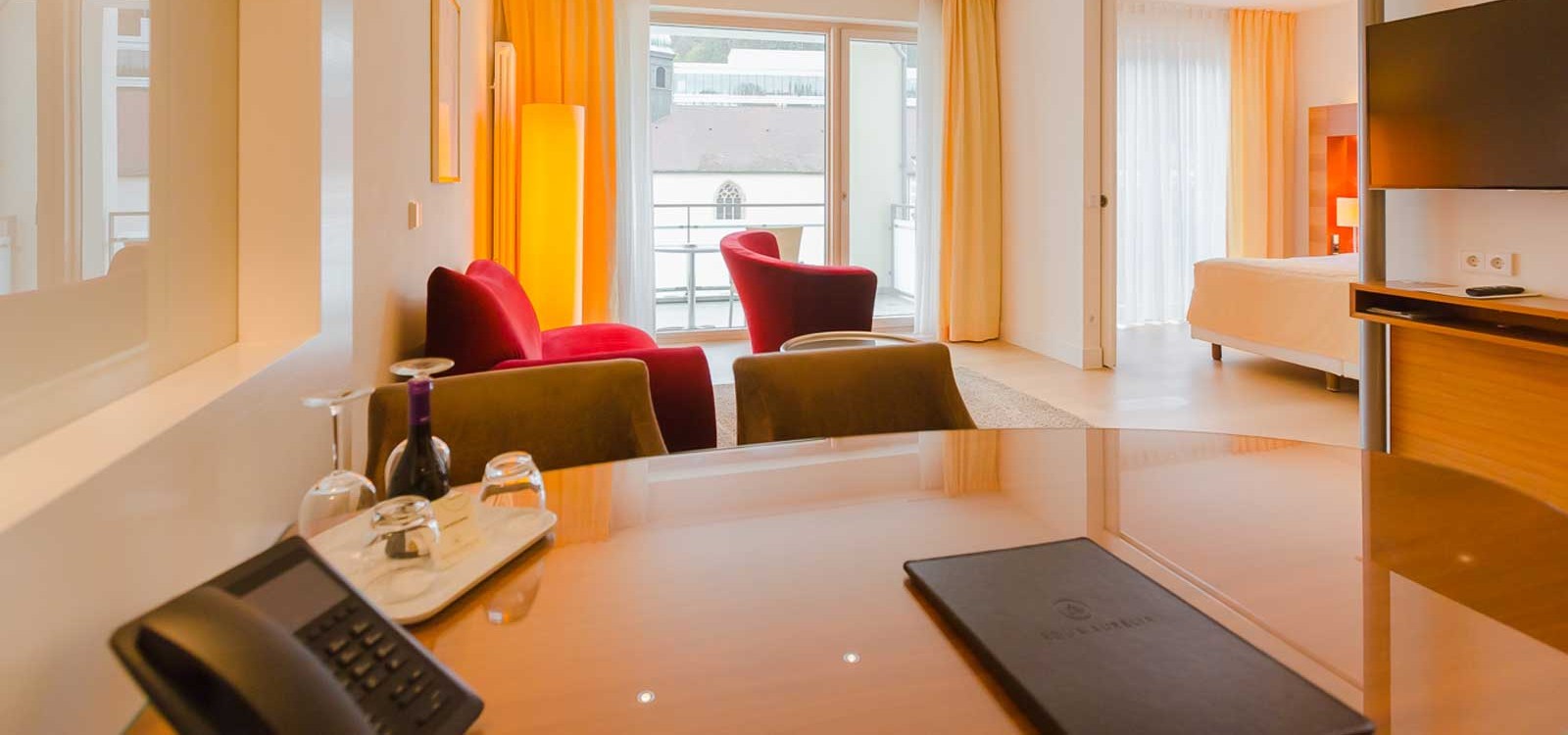 Blick vom Tisch über den Wohn- und Schlafbereich einer Suite im Suitenhotel in Baden-Baden
