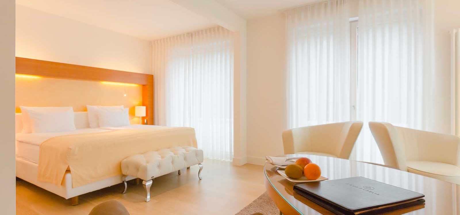 Einblick in eine helle und stilvoll eingerichtete Junior-Suite im Suitenhotel in Baden-Baden