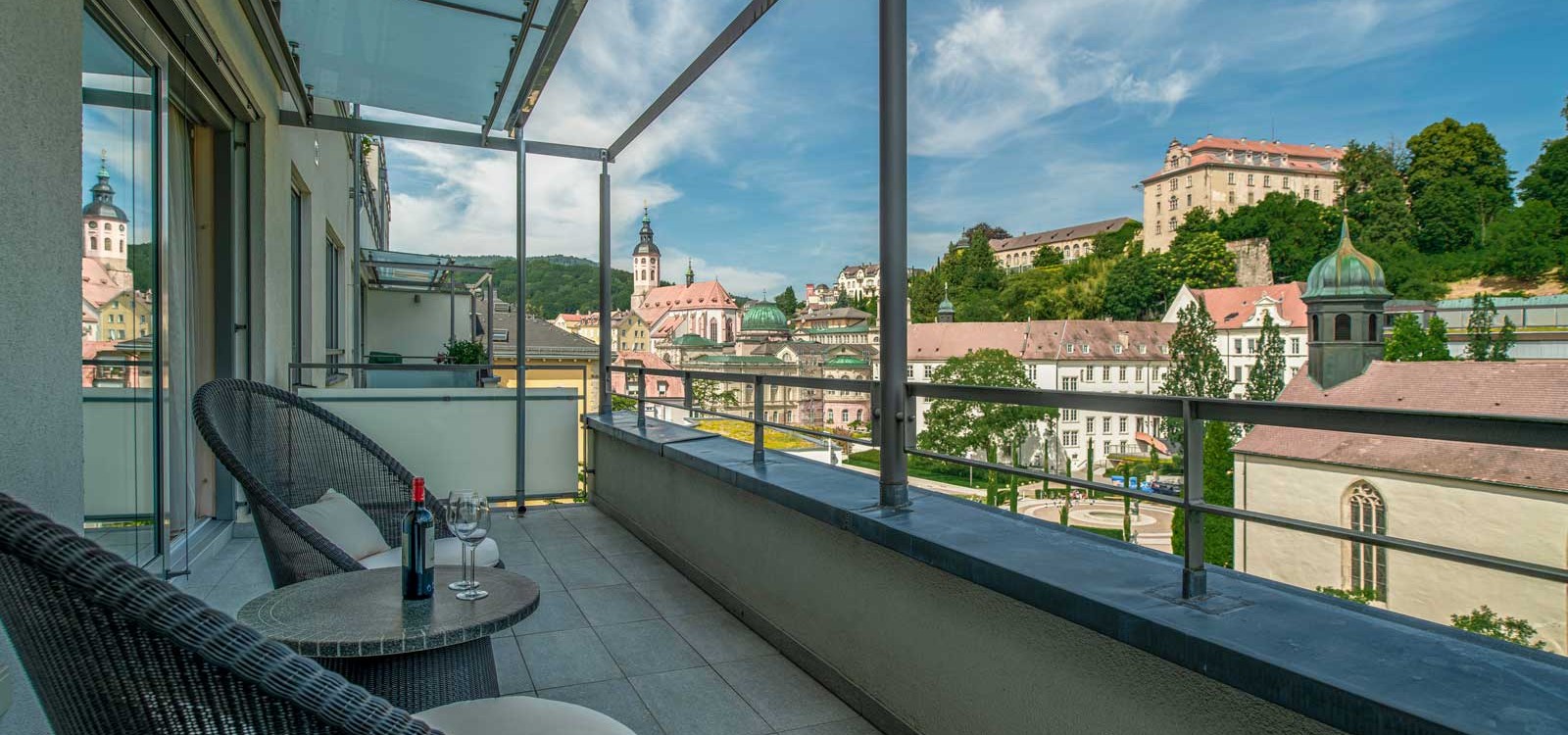 Blick vom Suitenhotel Aqua Aurelia über den Balkon auf die Altstadt in Baden-Baden