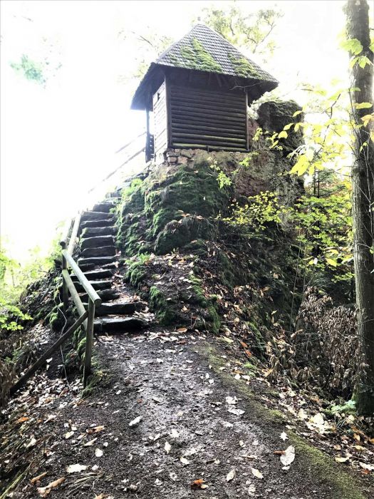 Foto der Louisfelsen-Hütte entlang der Panoramaweges