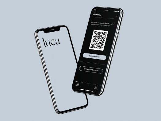 Bild von zwei Smartphones mit der geöffneten Luca App