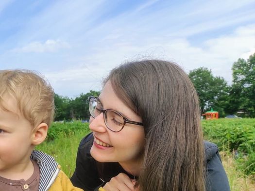 Aufnahme von Katarina Bender mit Sohn Johannes auf einem Erdbeerfeld
