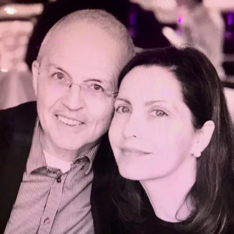 Schwarz-Weiß-Bild von einem jüngerem Pärchen 