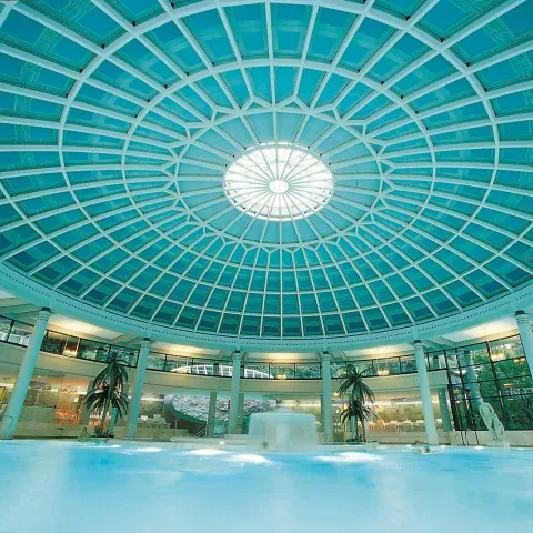 Aufnahme der Kuppel über den Innenpool der Caracalla Therme direkt neben dem Hotel in Baden-Baden