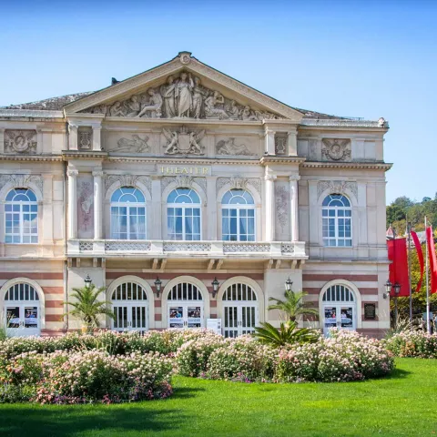 Antike Trinkhalle in Baden-Baden  mit einem schönen Park davor