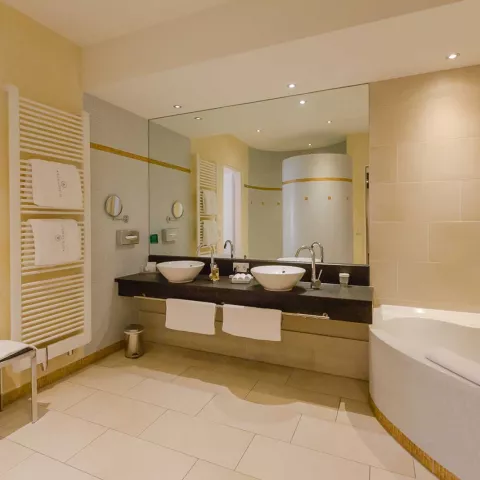 Großes Badezimmer mit moderner Badewanne und Waschbecken