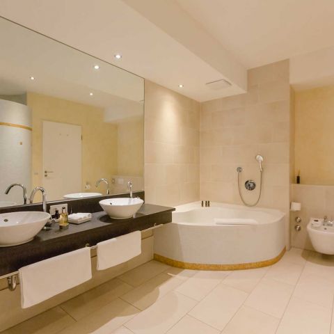Großes Badezimmer mit moderner Badewanne und Waschbecken
