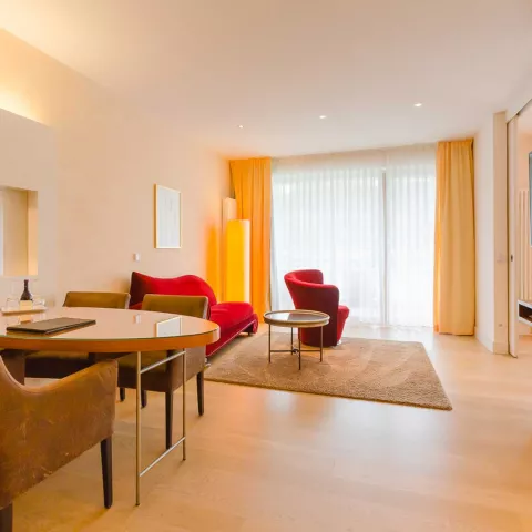 Geräumiges Wohnzimmer in einer Suite mit einem großen Fenster