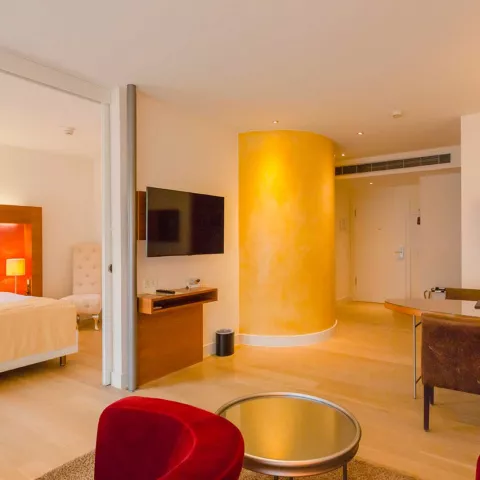 Wohnzimmer in einer Suite mit anliegenden Schlafzimmer