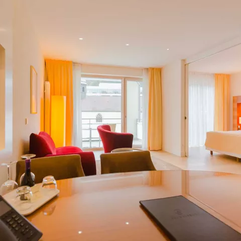 Große Hotel Suite die in warmen Tönen eingerichtet ist