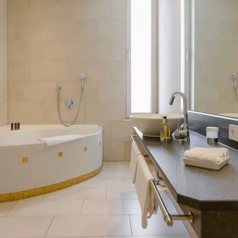 Großes modernes Badezimmer mit Badewanne und Waschbecken