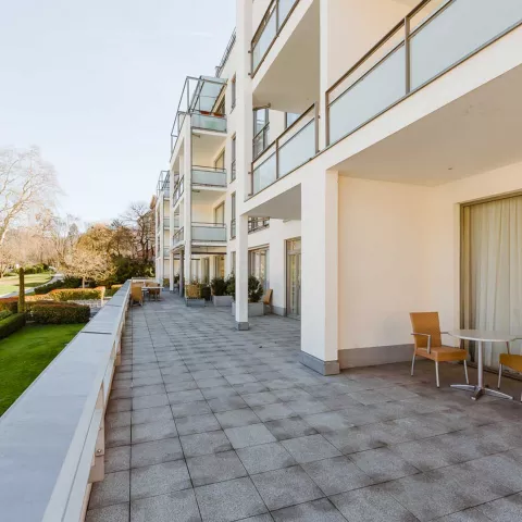 Außenansicht des Hotels mit Balkonen und Terrasse