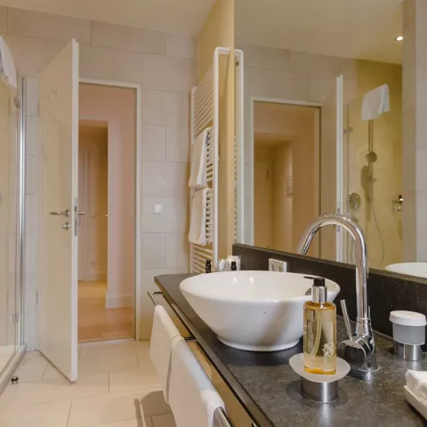 Helles Badezimmer mit Waschbecken und Dusche