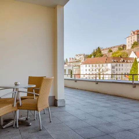 Terrasse mit einem kleinen Esstisch und einer tollen Aussicht