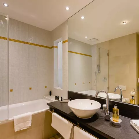 Modernes Badezimmer mit Waschbecken und einer Dusche