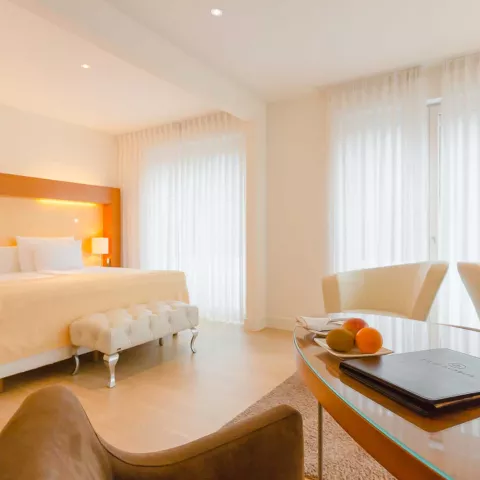 Großes Doppelbett in einer hellen Suite