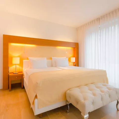 Ein Blick auf ein Doppelbett in einer Junior-Suite 