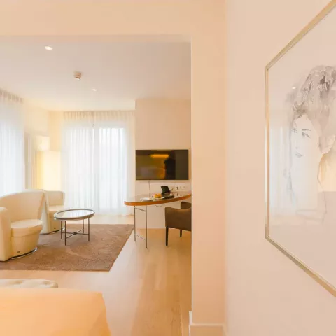 Geräumiges Wohnzimmer in einer hellen Suite