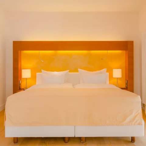 Nahaufnahme eines Doppelbetts in der Suite Superior des Suitenhotels