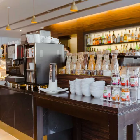 Aufnahme des Buffets mit einer großen Auswahl an Müsli und Marmeladen