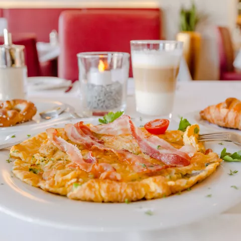 Detailaufnahme eines Omeletts mit Speck im Restaurant des Hotels