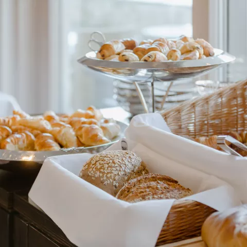 Detailaufnahme der Brotauswahl am Frühstücksbuffet des Hotels
