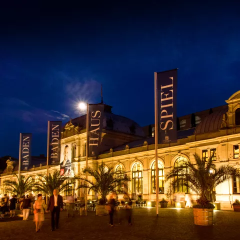Großes beleuchtetes Festspielhaus in Baden-Baden bei Nacht 