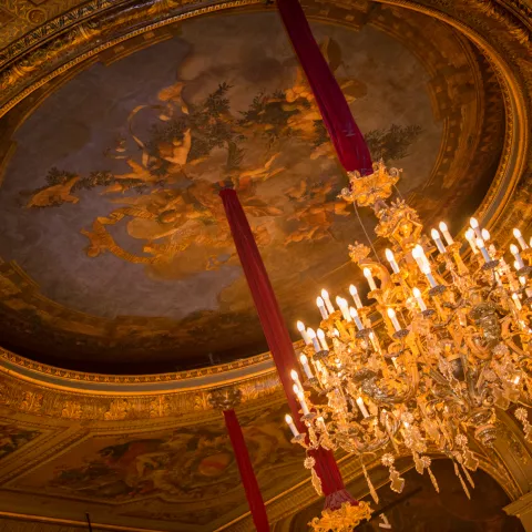 Kronleuchter an einer Decke in einem Casino mit antiken Malereien