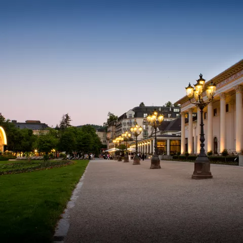 Kurhaus in Baden-Baden mit vielen Straßenlaternen und einem Park