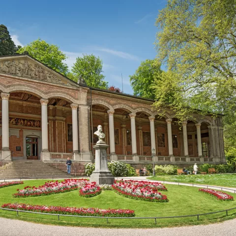 Schönes Theater mit einem Garten davor