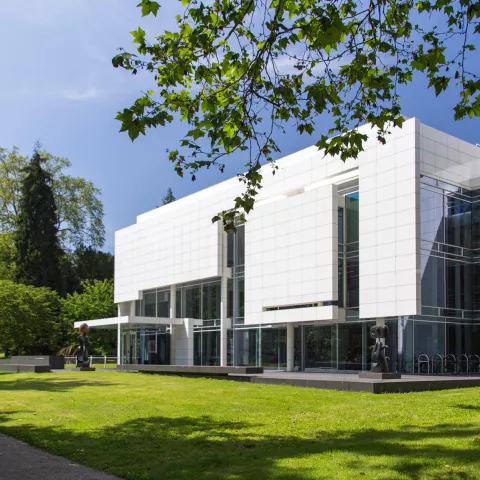 Außenansicht des Museums Frieder Burda mit einem Park davor
