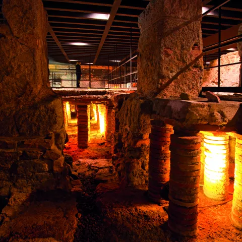 Bild von den beleuchteten römischen Badruinen