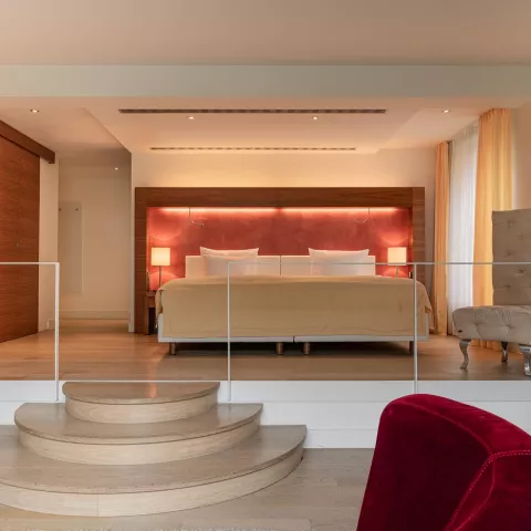 Blickwinkel auf den Schlaf- und Sitzbereich der Suite Superior