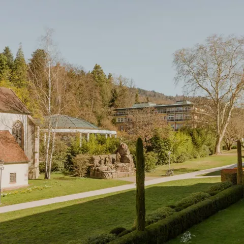Außenansicht des Terrassenbereichs in der Superior Suite mit Parkblick