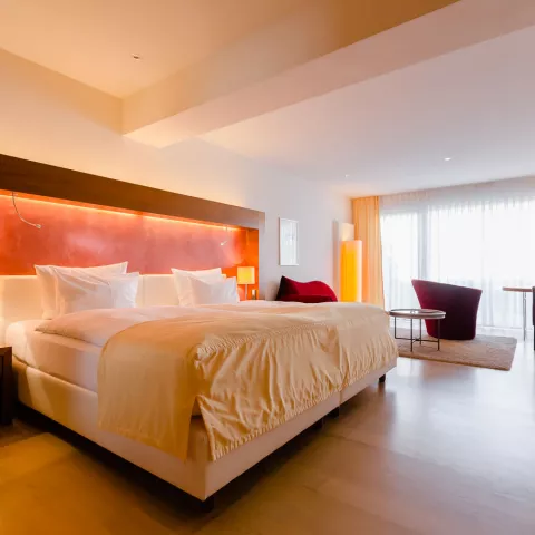 Geräumiges Schlafzimmer in einer Suite mit großem Fenster