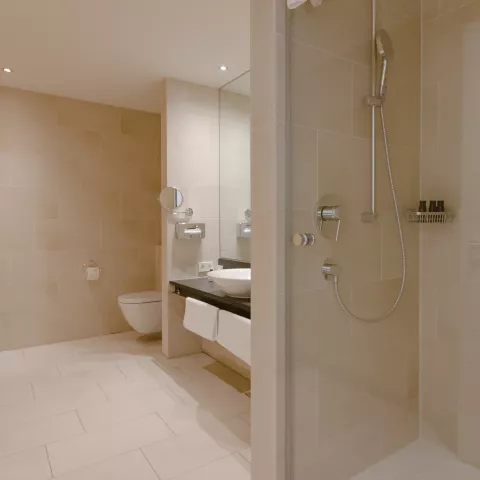 Ein Blick durch die Tür eines Badezimmers in der Superior Suite zur Straßenseite