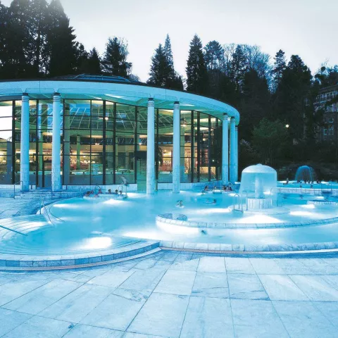 Blick über den Außenpool der Caracalla Therme neben dem Hotel in Baden-Baden 