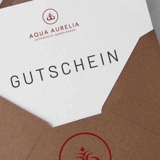 Ein Umschlag mit einem Gutschein liegt auf dem Bett im 4-Sterne Hotel in Baden-Baden