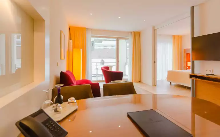 Blick vom Tisch über den Wohn- und Schlafbereich einer Suite im Suitenhotel in Baden-Baden