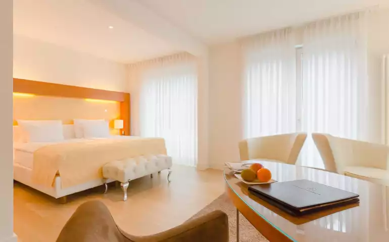 Einblick in eine helle und stilvoll eingerichtete Junior-Suite im Suitenhotel in Baden-Baden