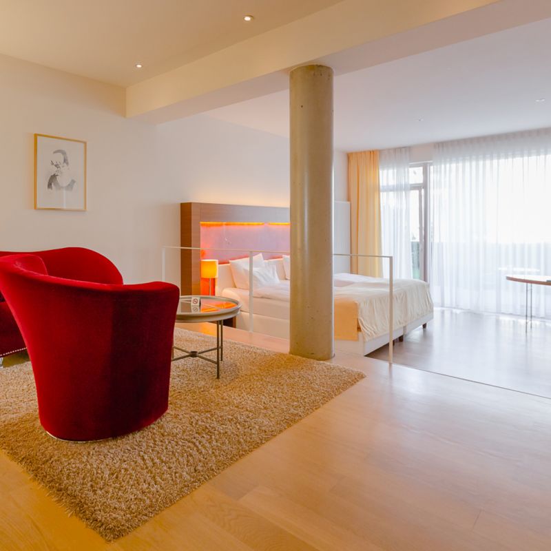 Aufnahme in einer Suite mit räumlich abgetrennter Sitzecke und Schlafbereich im 4-Sterne Hotel in Baden-Baden