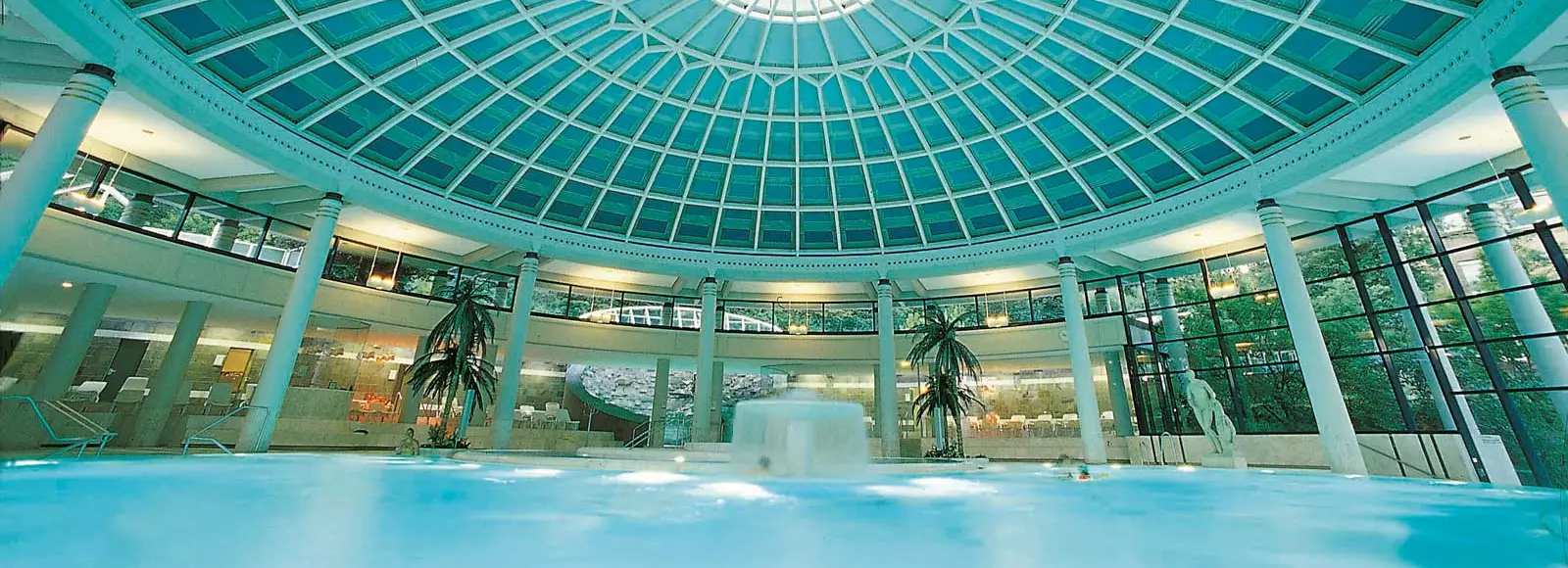 Aufnahme über den Pool der Caracalla Therme in Baden-Baden