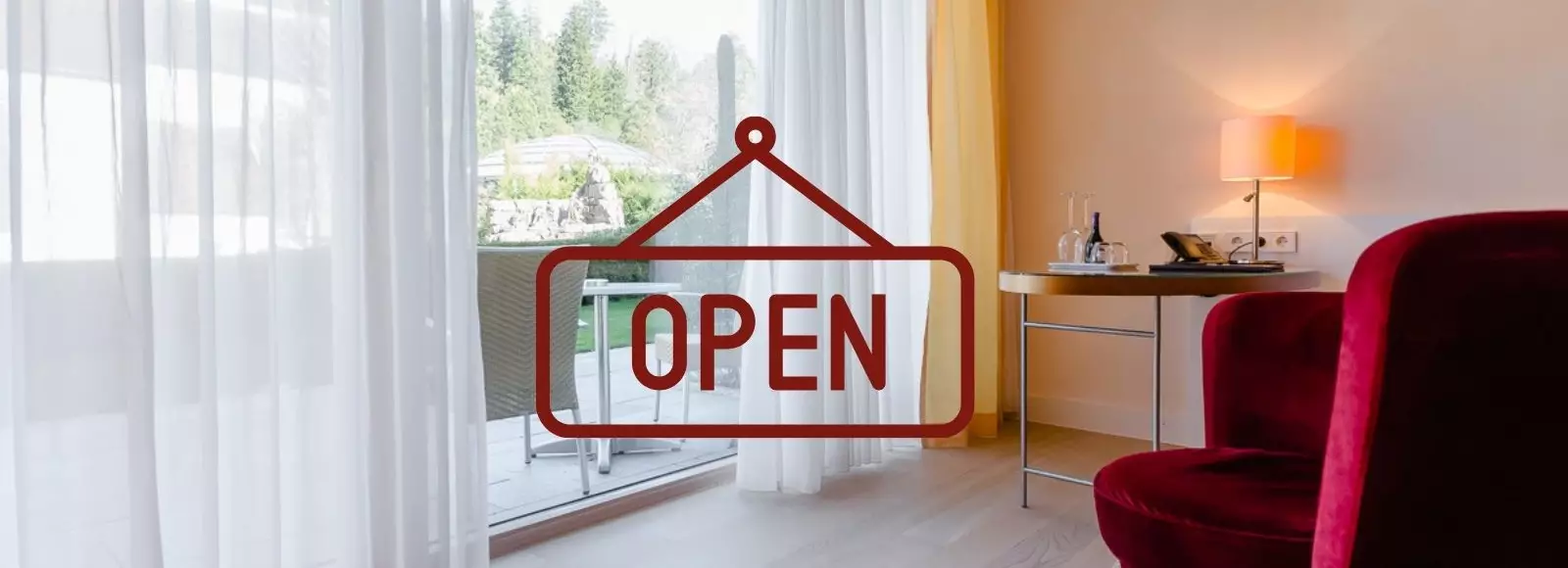 Aufnahme in einer Suite mit Blick in den Garten und einem geöffnet Schild